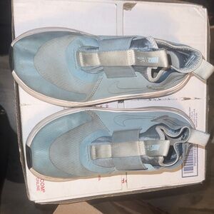 📌 Nike Dynamo Go Slip-On – Light Blue – Youth 6Y